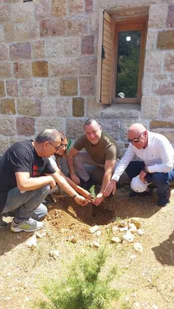 نادي الصحافة جال في محمية حرج أهدن الطبيعية وزرع أرزة تعزيزاً للانتماء إلى لبنان