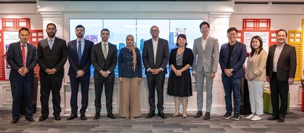 الإمارات وسنغافورة تبحثان التعاون في التطوير الحكومي والرقمي