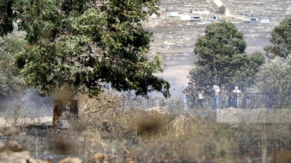 مستوطنون يضرمون النار بأراض فلسطينية وسط الضفة