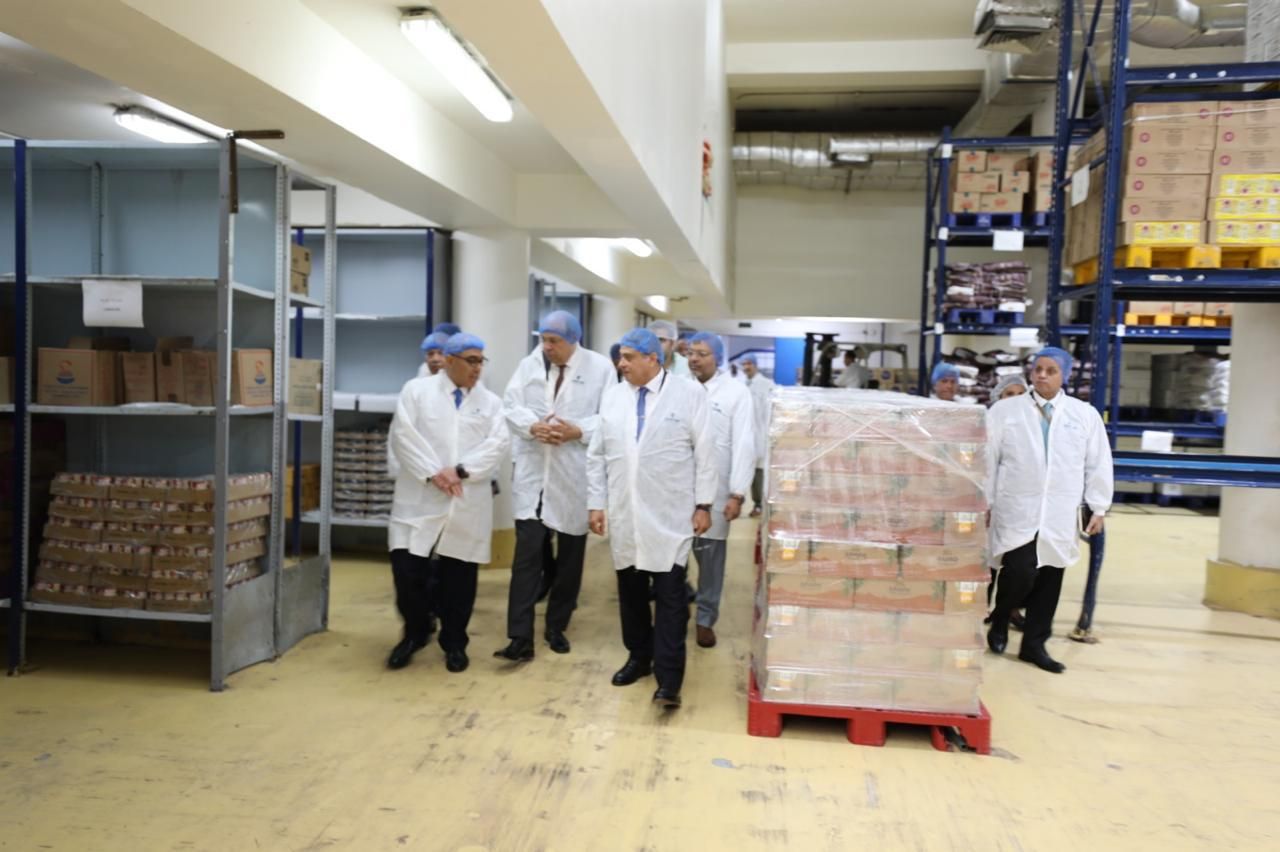 وزير الطيران يتفقد مبنى الخدمات الجوية في أولى جولاته الميدانية.. صور