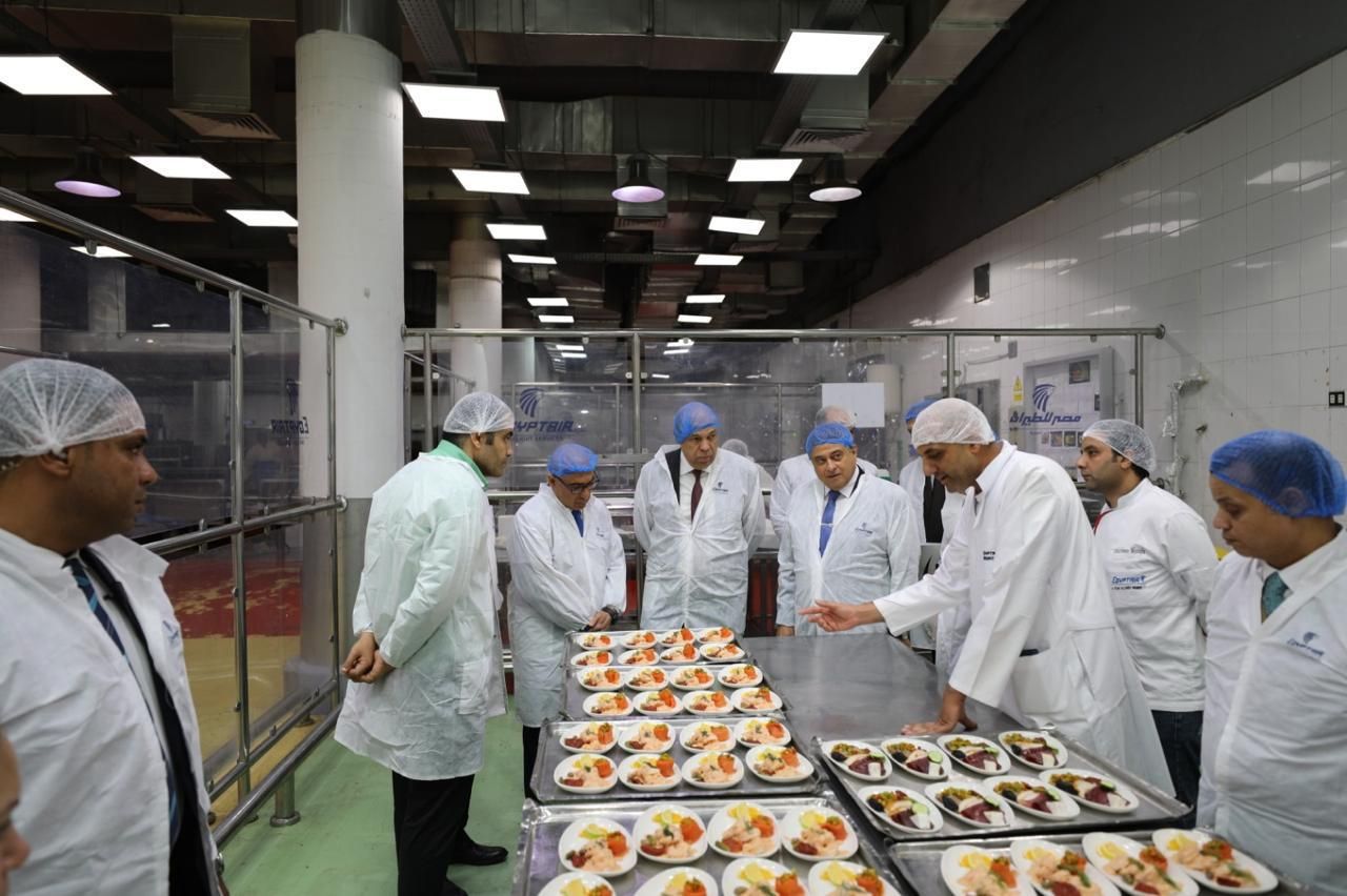 وزير الطيران يتفقد مبنى الخدمات الجوية في أولى جولاته الميدانية.. صور