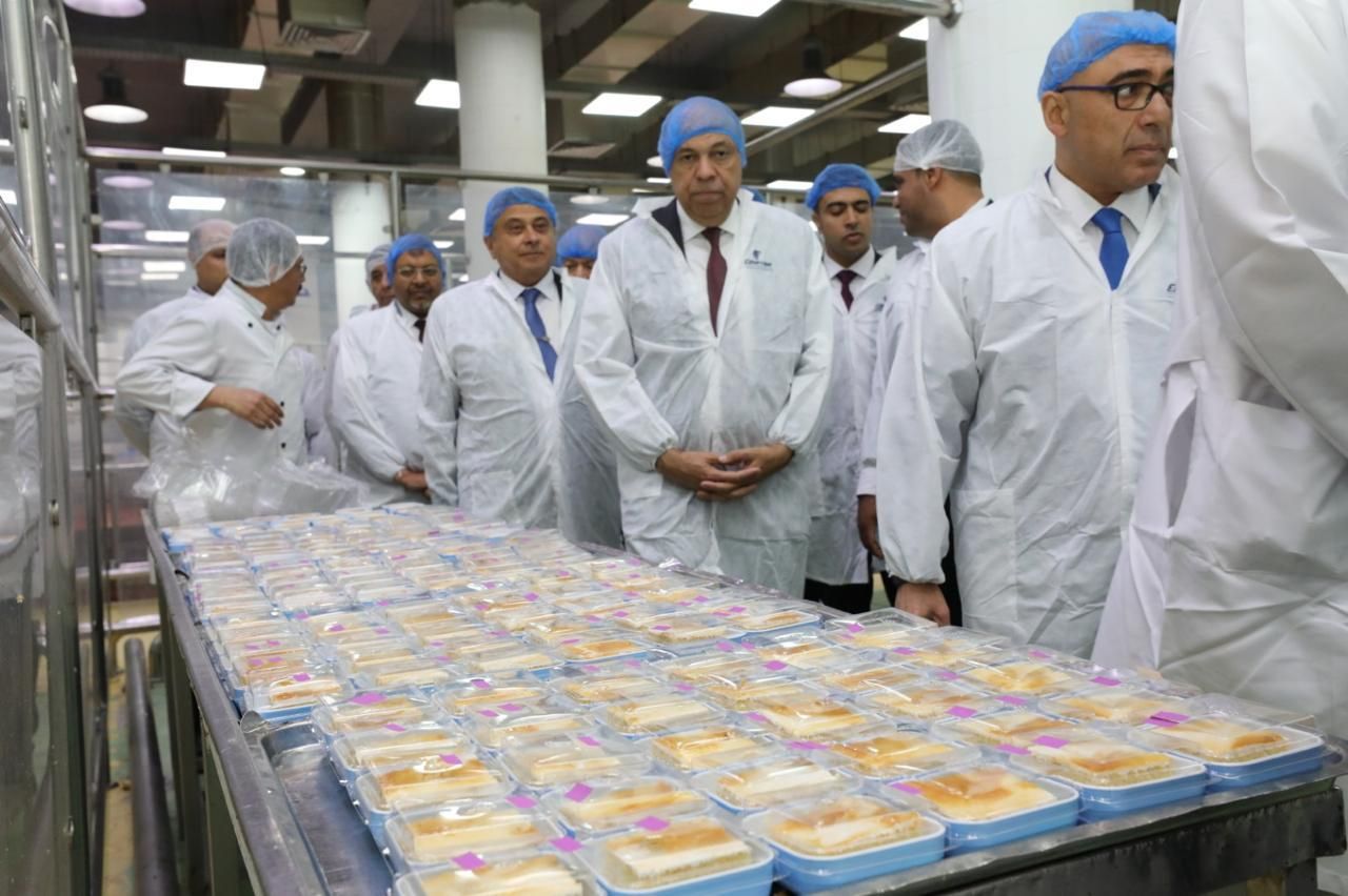 وزير الطيران يتفقد مبنى الخدمات الجوية في أولى جولاته الميدانية.. صور