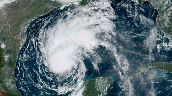 تحذير من إغلاق موانئ نفطية في تكساس بسبب العاصفة "بيريل"