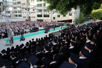 المطران عبدالساتر بحفل تخريج طلاب جامعة الحكمة: لبنان هو وطن لكلِّ اللبنانيين بالتساوي من كلِّ الأحزاب والأديان والمناطق