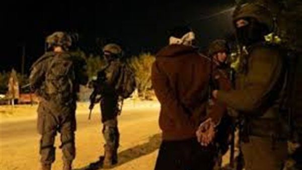 الاحتلال يعتقل 16 مواطنًا شرق رام الله فجر اليوم