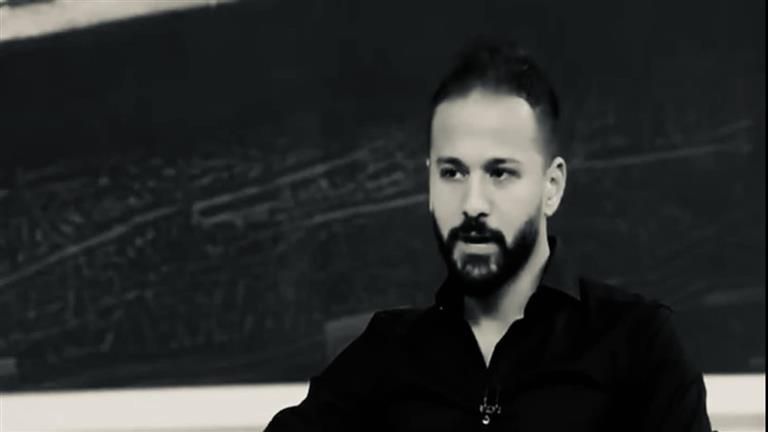 "حب ياخد اللقطة".. كواليس القبض على مسن رفع لافتة بعزاء أحمد رفعت