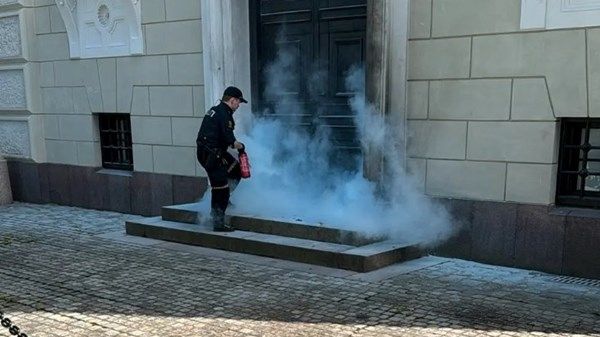 رجل يلقي قنبلتين على القصر الملكي في النرويج