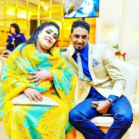 شاهد بالفيديو.. الفنانة حنان بلوبلو تغني لإبنها المطرب محمد بشير بعد أن اشتاقت إليه: (تمشي وتجي بالسلامة يا حمادة مع السلامة) والدولي يرد عليها بتغريدة مؤثرة