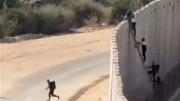 فلسطينيون يتسللون إلى داخل إسرائيل بـ"سلم"