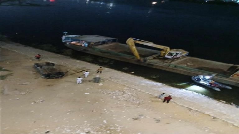 "لسه بيدوروا على ضحايا".. لحظة استخراج سيارة زفاف عروسين من مياه النيل "صور"