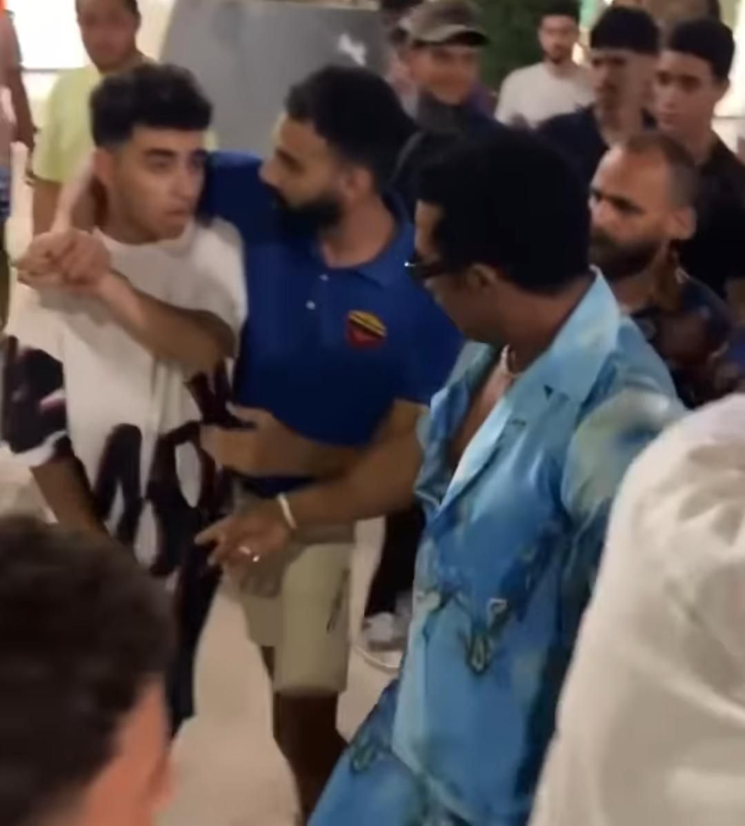 الامارات | محمد رمضان يصفع شاباً في الساحل الشمالي .. والشاب يرد له الصفعة (فيديو)