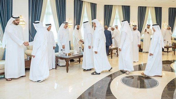 حاكم أم القيوين وولي عهده يقدمان واجب العزاء في وفاة سلطان بن صقر القاسمي