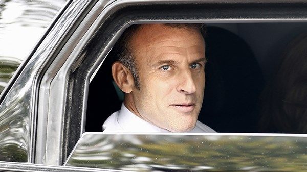 ماكرون يبقي على تشكيلة حكومته