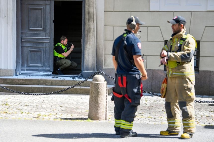 شاهد| بكرسي متحرك وعبوات حارقة.. رجل يحرق أحد أبواب القصر الملكي النرويجي