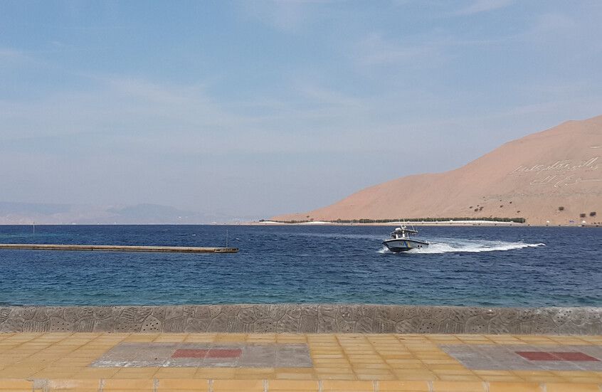 الخليج اليوم .. حرس الحدود السعودي يعلن إنقاذ 5 مقيمين أجانب بعد تعطل قاربهم في عرض البحر