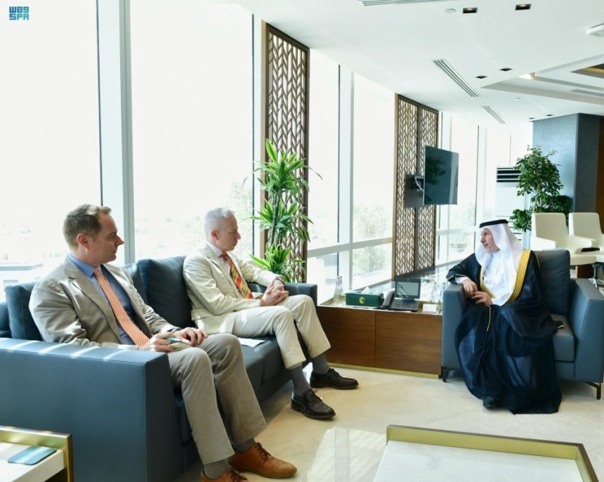 مركز الملك سلمان يبحث الوضع الإغاثي في غزة مع السفير الأمريكي