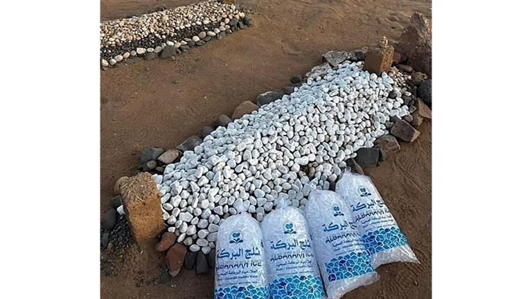 شاب يضع الثلج على قبر والدته للتبريد عليها من حر الصيف