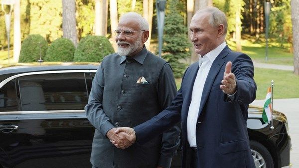 رئيس الوزراء الهندي يصل إلى موسكو في زيارة تستغرق يومين