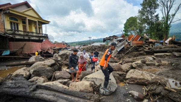 ارتفاع حصيلة قتلى انهيار أرضي في إندونيسيا