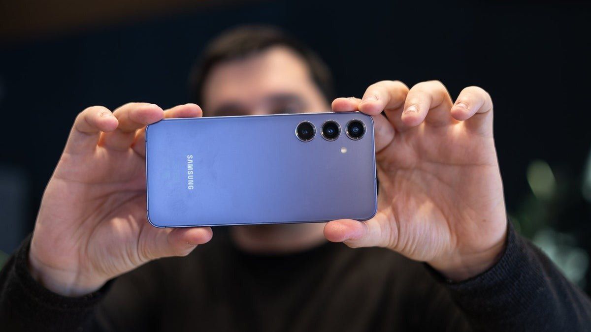 تكنولوجيا: هاتف Samsung Galaxy S24+ الذي يعمل بنظام Android 15 يتفوق على معيار Android 14