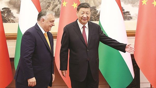 الرئيس الصيني يدعو إلى «تهيئة الظروف» لحوار بين كييف وموسكو