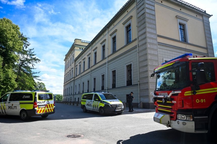 شاهد| بكرسي متحرك وعبوات حارقة.. رجل يحرق أحد أبواب القصر الملكي النرويجي