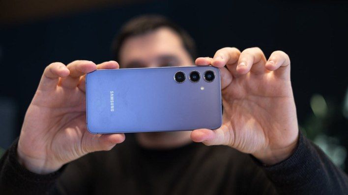 تكنولوجيا: هاتف Samsung Galaxy S24+ الذي يعمل بنظام Android 15 يتفوق على معيار Android 14