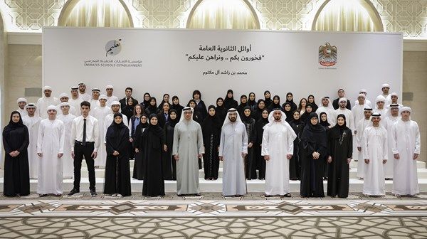 محمد بن راشد يلتقي أوائل الثانوية العامة على مستوى الدولة ويؤكد فخره واعتزازه بتفوقهم وإنجازهم