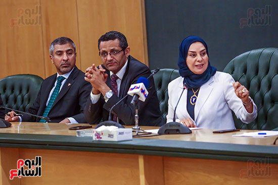 الصحفيين تكرم سفيرة البحرين المندوب الدائم لدى جامعة الدول العربية