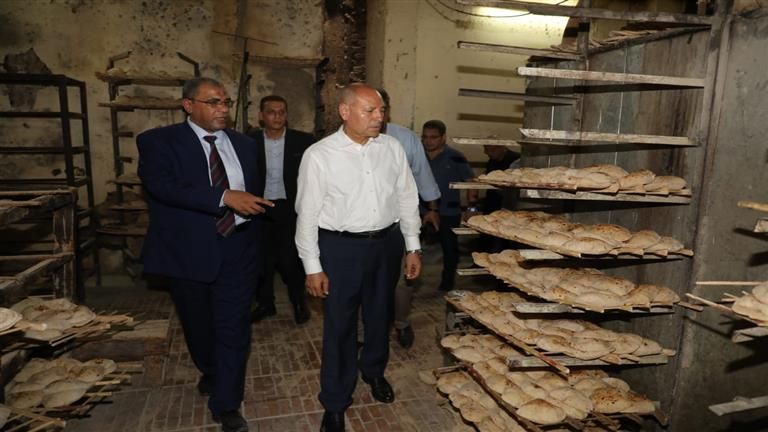 9 صور.. محافظ القاهرة يفاجئ مخبزًا للعيش المدعم بالسيدة زينب - بيان بالتفاصيل