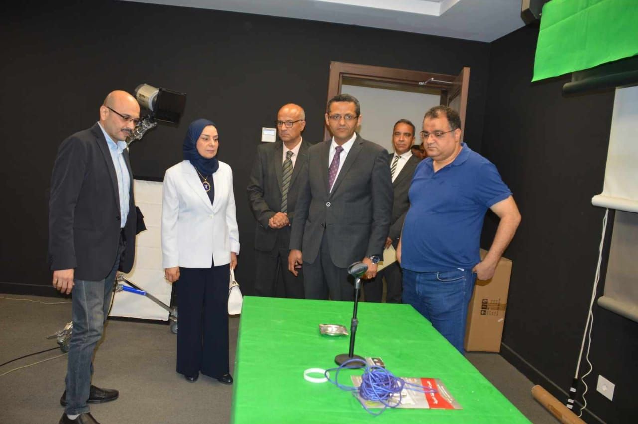 سفيرة البحرين بمصر تتفقد مركز التدريب بنقابة الصحفيين.. صور