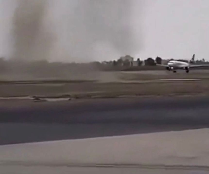 الأرصاد: ظاهرة جوية نادرة تشكل "زوبعة غبارية" في مطار أبها