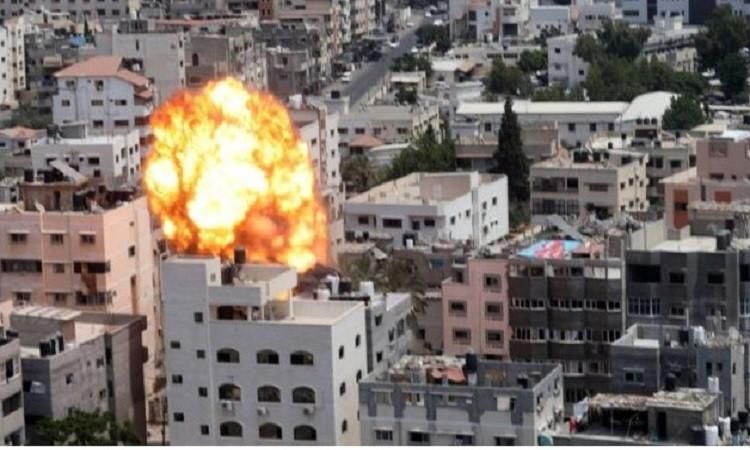 استشهاد 13 فلسطينياً في قصف لقوات الاحتلال على منزلين في قطاع غزة