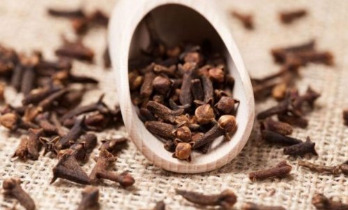 ممنوع دخول العزاب .. هذا مايحدث لجسمك عند مضغ القرنفل قبل النوم ...شاهد