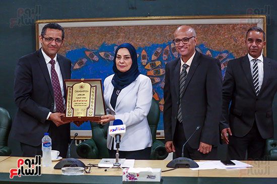 الصحفيين تكرم سفيرة البحرين المندوب الدائم لدى جامعة الدول العربية