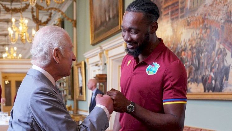 ما هي المصافحة الجديدة التي تعلمها الملك؟