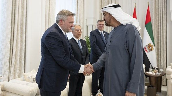 رئيس الدولة يستقبل عدداً من الشركاء والمستثمرين في مشروع «أدنوك» للغاز الطبيعي المسال