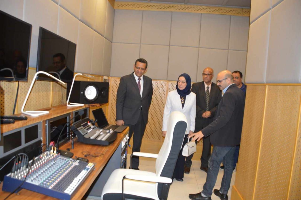 سفيرة البحرين بمصر تتفقد مركز التدريب بنقابة الصحفيين.. صور