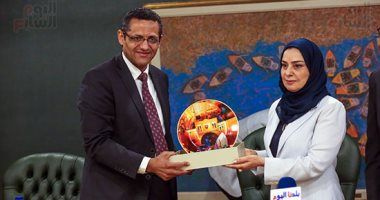 الصحفيين تكرم سفيرة البحرين المندوب الدائم لدى جامعة الدول العربية