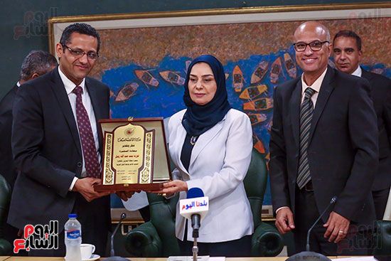 الصحفيين تكرم سفيرة البحرين المندوب الدائم لدى جامعة الدول العربية