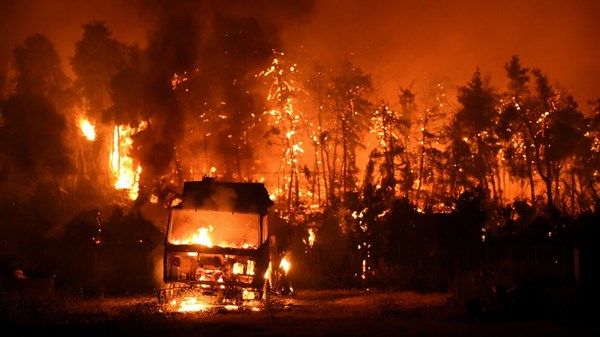 رجال الإطفاء يكافحون حرائق الغابات في اليونان