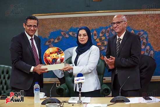 الصحفيين تكرم سفيرة البحرين المندوب الدائم لدى جامعة الدول العربية