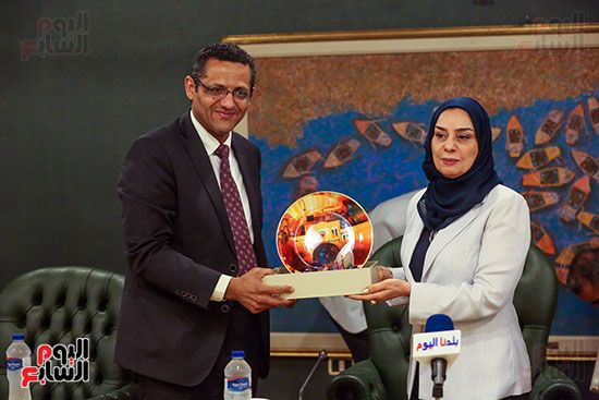 الصحفيين تكرم سفيرة البحرين المندوب الدائم لدى جامعة الدول العربية