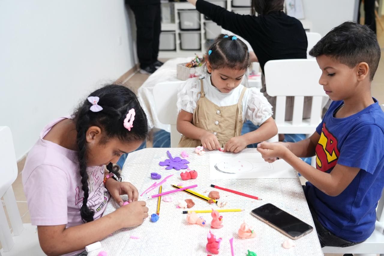 "التنمية الأسرية".. جهود مضنية في تقديم الرعاية لضيوف المدينة الإنسانية