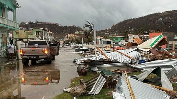 مخاطر إعصار «بيريل» تدفع مصرفاً إلى تحصين أمواله