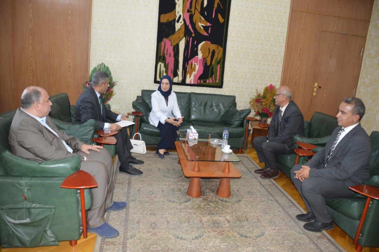 سفيرة البحرين بمصر تتفقد مركز التدريب بنقابة الصحفيين.. صور