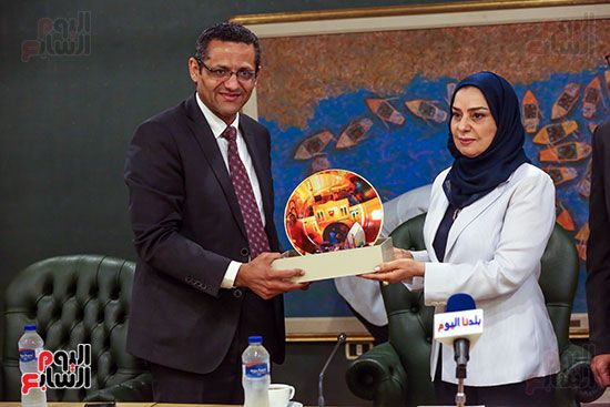 الصحفيين تكرم سفيرة البحرين المندوب الدائم لدى جامعة الدول العربية