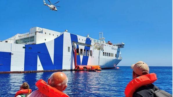 مصير عشرات الركاب مجهول بعد اندلاع حريق في عبارة بإسبانيا