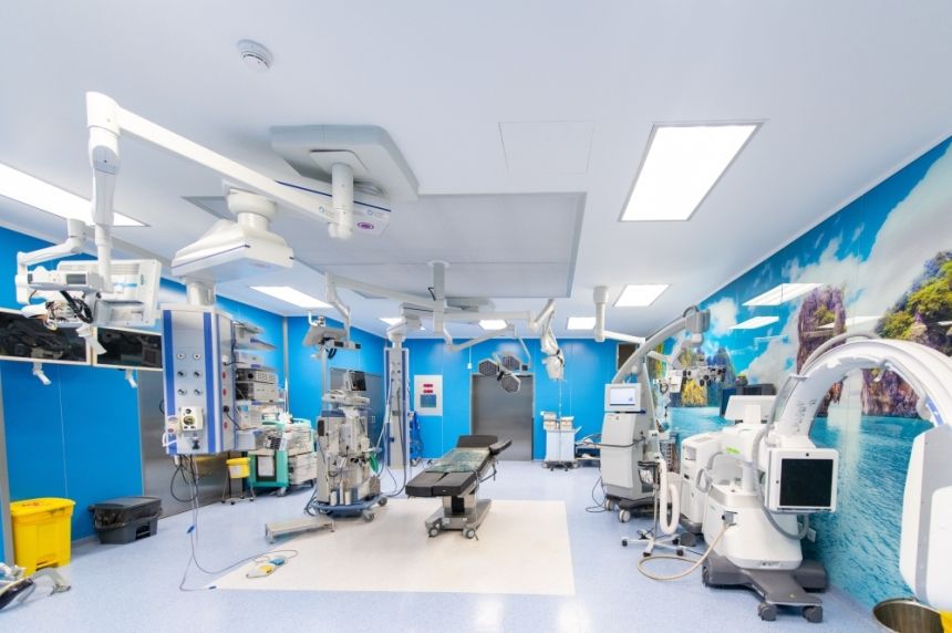 فريق طبي ينقذ مريضًا من تسريب معقد في المريء والمعدة بالمدينة