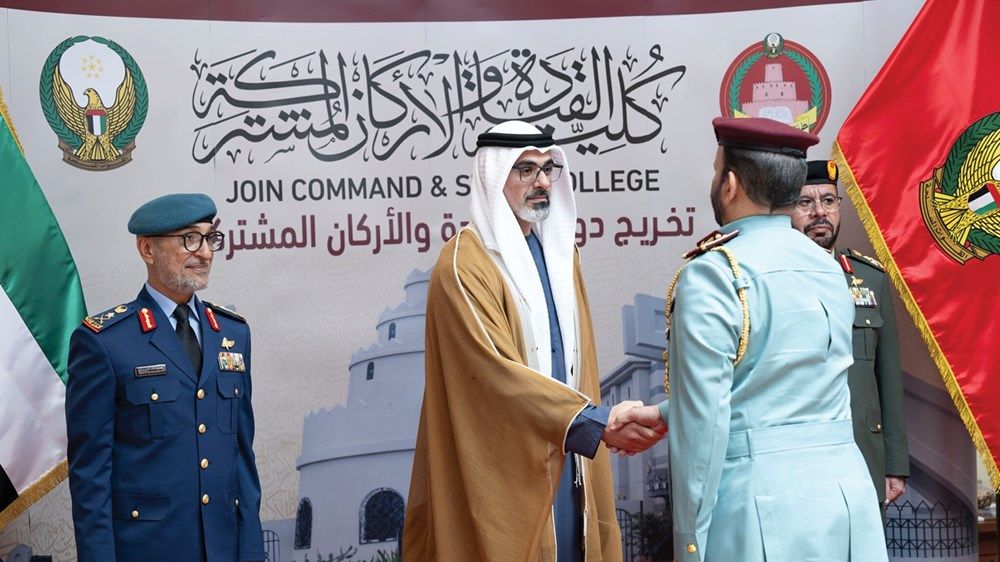 خالد بن محمد بن زايد يشهد حفل تخريج الدورة المشتركة الـ33 لكلية القيادة والأركان المشتركة